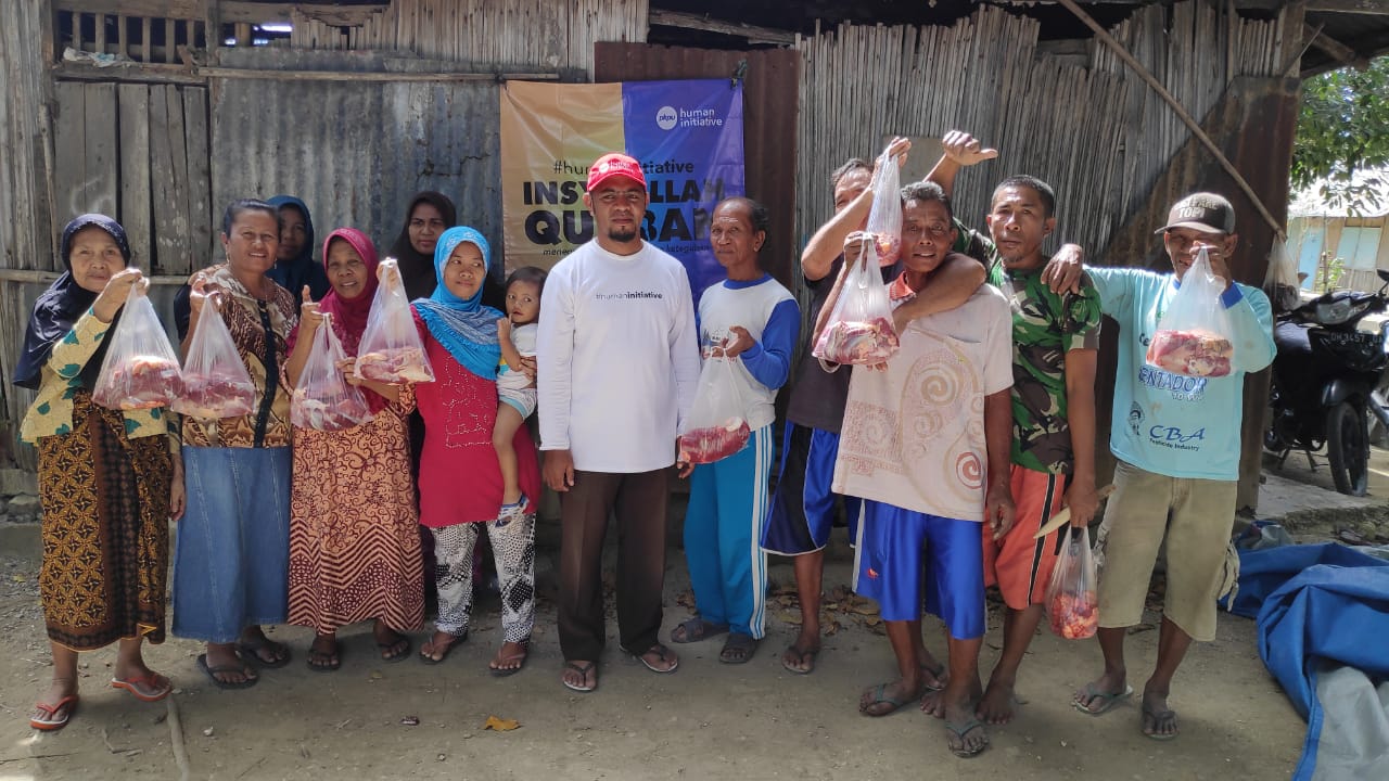 Masyarakat menerima daging qurban dari Human Initiative