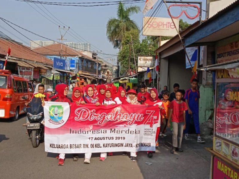 Memperingati HUT Kemerdekaawarga RW 06 Kel. Kayuringin Jaya menggelar jalan sehat