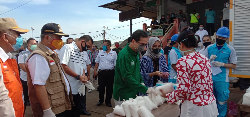 Mendag Agus melayani pembeli pada operasi gula di Pasar Baru Bekasi