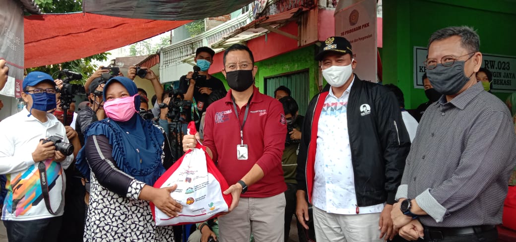 Mensos Juliari Didampingi Wawalkot Bekasi dalam Penyaluran Bansos di Kayuringin Jaya