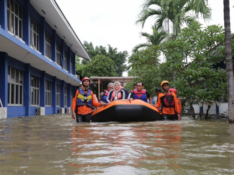 Menteri Ketenagakerjaan Ida Fauziyah membantu evakuasi korban banjir di BBPLK Cevest Bekasi