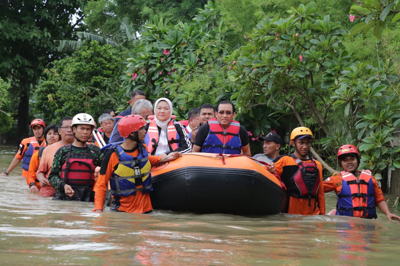 Menteri Ketenagakerjaan Ida Fauziyah membantu proses evakuasi korban banjir BBPLK Cevest Bekasi