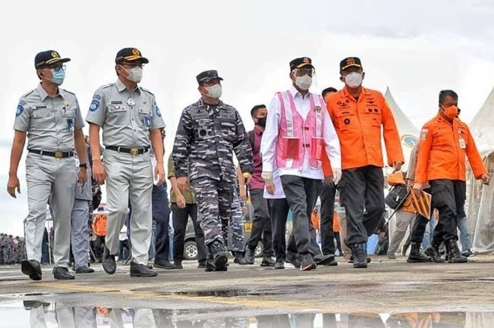 Menteri Perhubungan Budi Karya Sumadi mengecek titik perairan jatuhnya pesawat Sriwijaya Air SJ 182