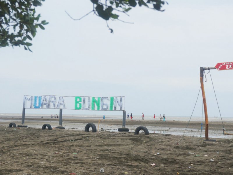 Pantai Muara Bungin, Kecamatan Muara Gembong, Kabupaten Bekasi [Foto : biuus.com]