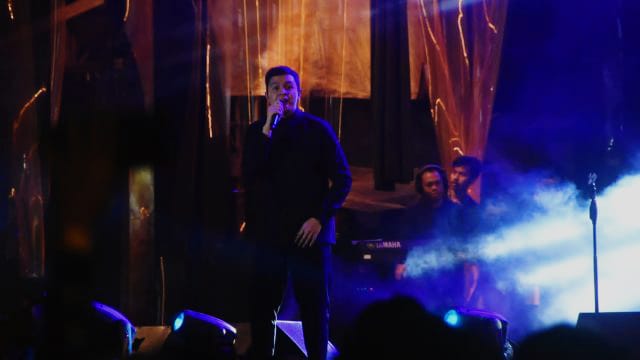 Musisi Tulus Hibur Penonton Konser Collabonation Tour IM3 di Bekasi