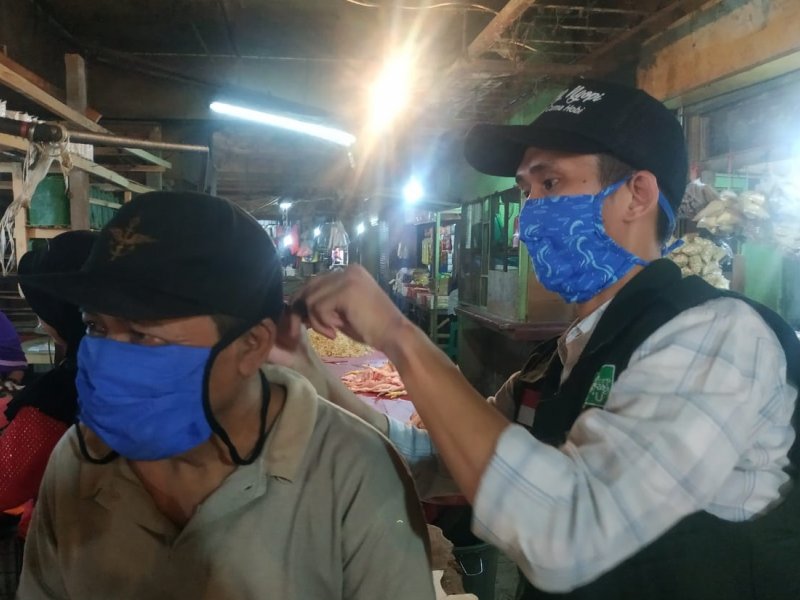 NU Peduli Covid-19 Kota Bekasi berbagi masker dan hand sanitizer di Pasar Bantargebang