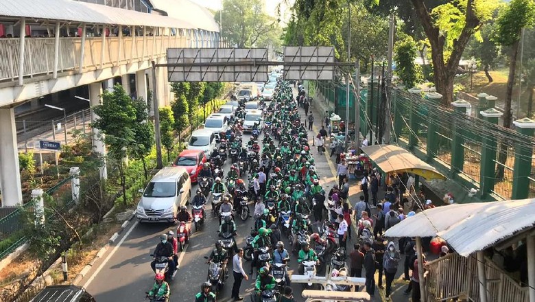 Ojol Mangkal di Stasiun Palmerah