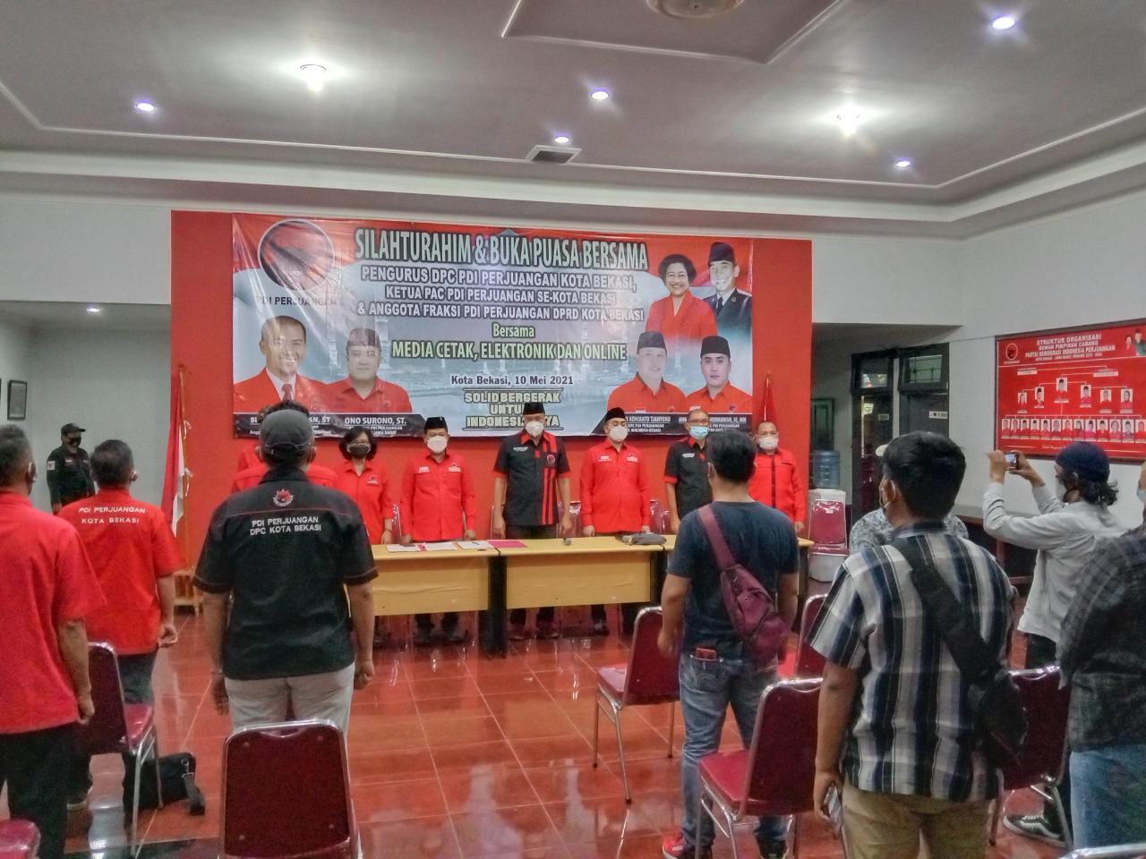 PDI Perjuangan Kota Bekasi menggelar buka puasa bersama awak media