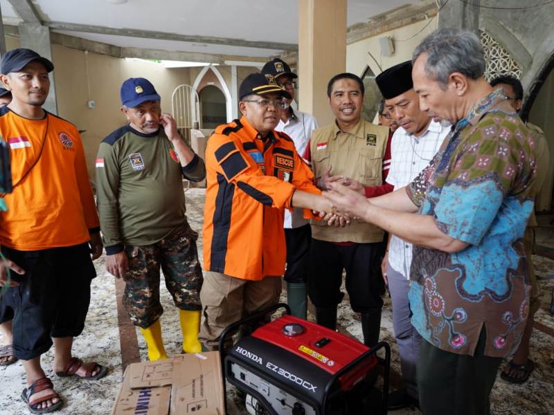 PKS DKI Jakarta Kerja Bakti dan Berikan Bantuan Korban Banjir di Cipinang Melayu