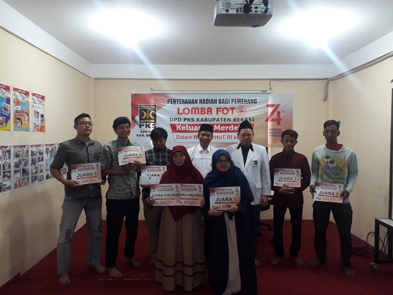 PKS Kabupaten Bekasi menyerahkan pemenang lomba fotografi HUT Kemerdekaan RI ke-74