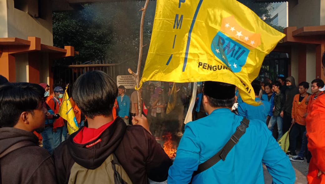 PMII Kota Bekasi menggelar aksi demo di depan kantor Wali Kota Bekasi