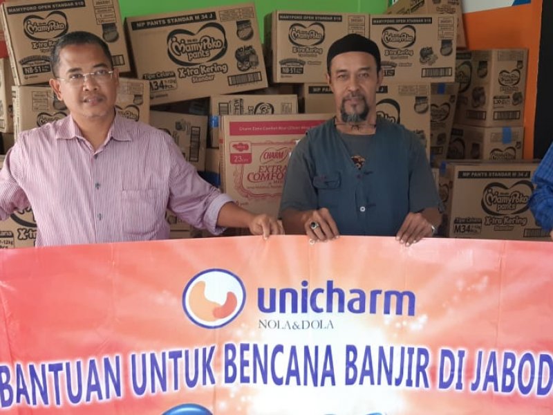 PT Uni-Charm Indonesia Tbk menyalurkan bantuan untuk korban banjir di Kabupaten Bekasi.