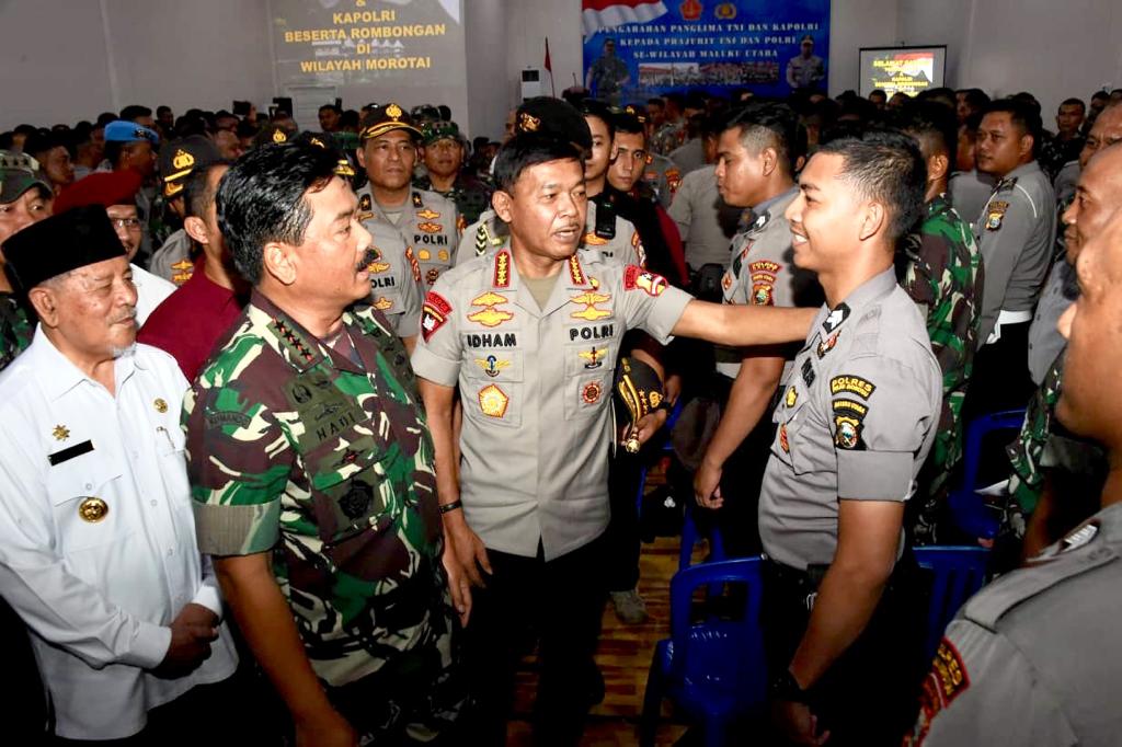 Panglima TNI Marsekal Hadi mendampingi Kapolri Idham Azis saat memberikan pengarahan di Maluku Utara