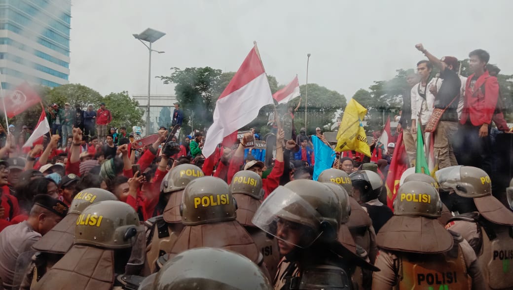 Para mahasiswa yang berdemo di depan Gedung DPR RI dan dikawal pihak kepolisian, Selasa (24/9)