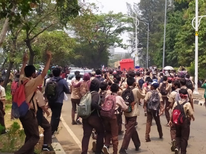 Pelajar menggelar aksi di gedung DPR RI, Rabu (25/9/2019). (Istimewa)