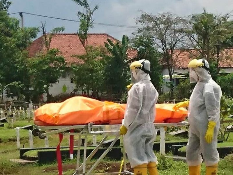 Pemakan seorang warga Perumahan Puri Cendana yang meninggal diduga suspect Covid-19, Sabtu (21/3)