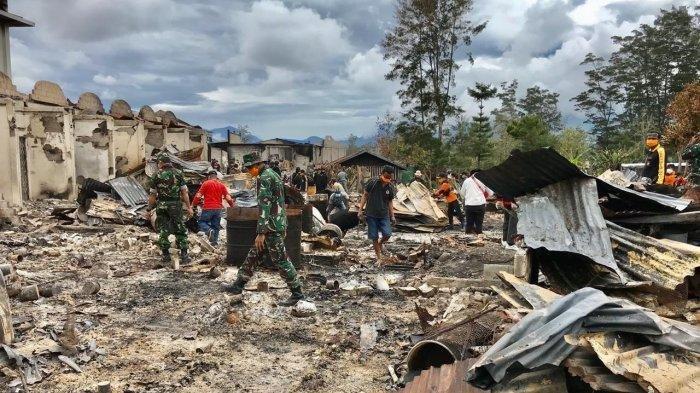 Pembersihan puing bekas kerusuhan di Wamena (Foto/tribunnews.com)