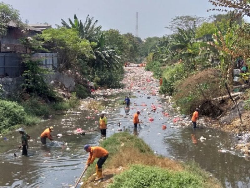 Pembersihkan tumpukan sampah di Kali Jambe (Foto; Kumparan)