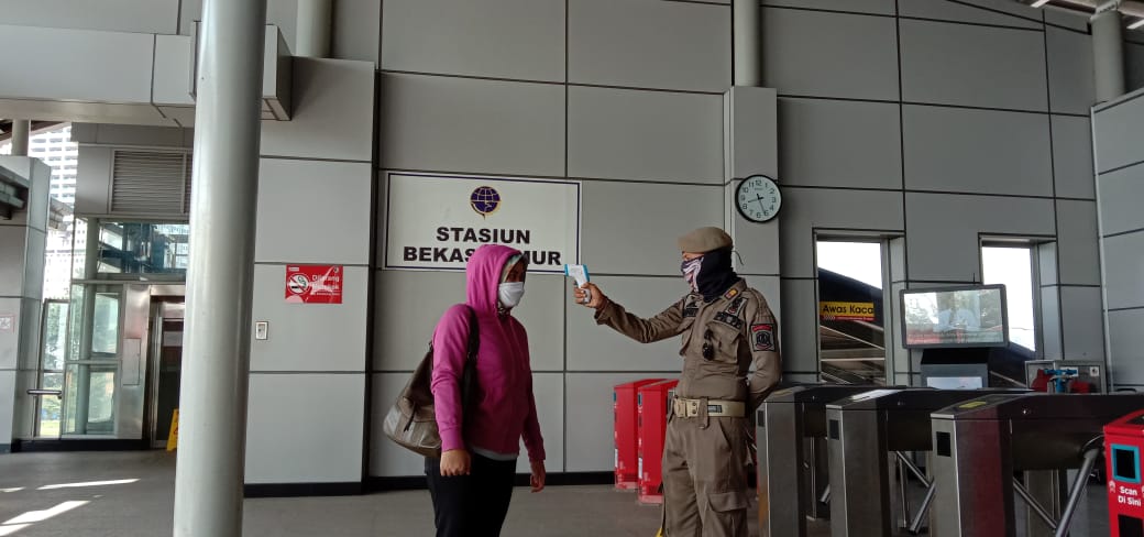 Pemeriksaan suhu tubuh penumpang KRL di Stasiun Kranji