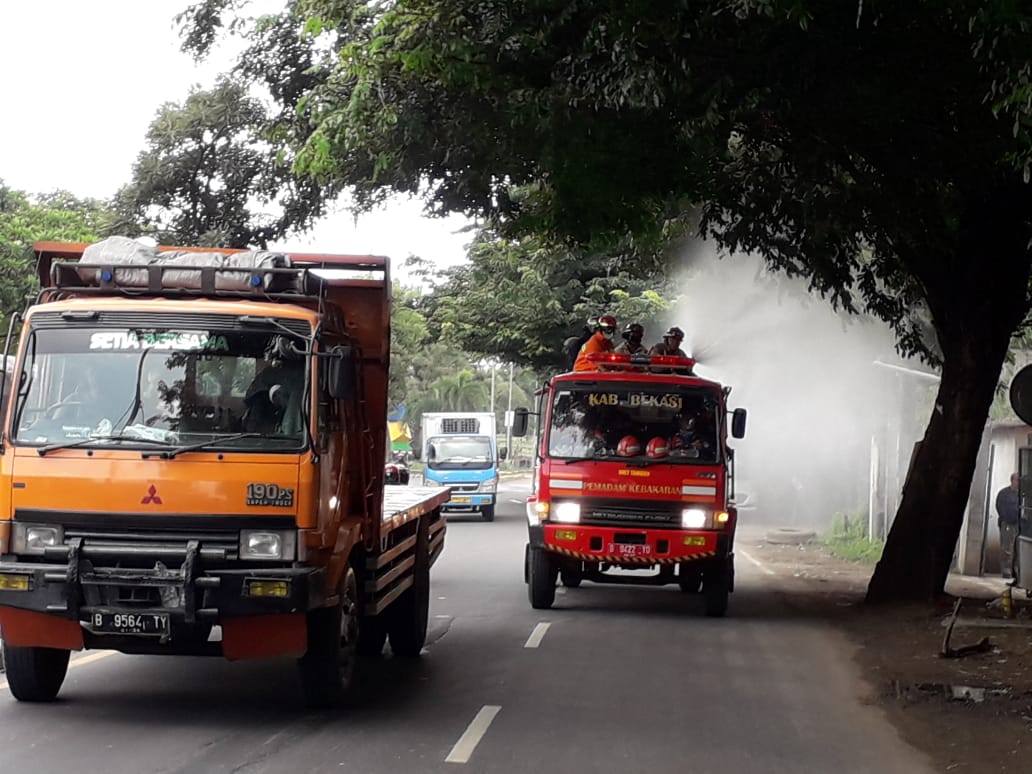 Pemkab Bekasi Lakukan Penyemprotan Disinfektan di Jalan Negara