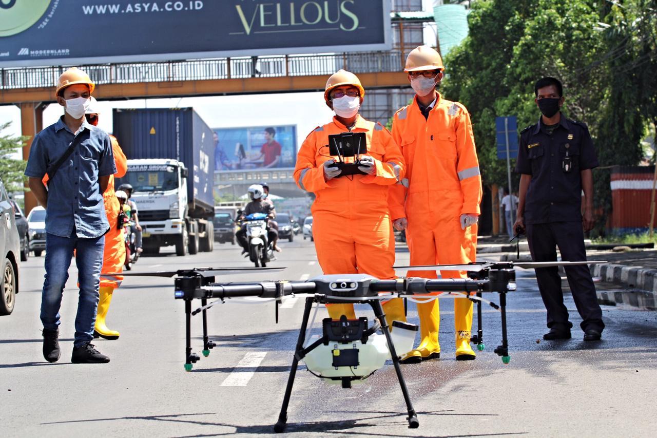 Pemkot Bekasi menggunakan drone untuk menyempemprotkan disinfektan di jalan protokol