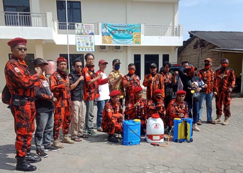 Pemuda Pancasila Tambun Selatan menyemprotkan desinfektan ke lingkungan warga cegah corona