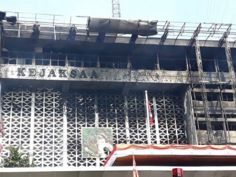 Gedung Kejagung RI usai terbakar, Ahad (23/8). (Suara.com/Novian Ardiansyah)