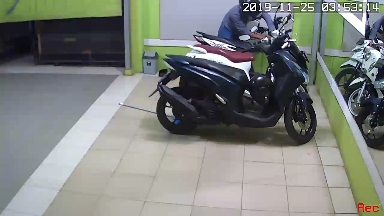 Pencurian sepeda motor terekam kamera CCTV di Perumahan Griya Husada Asri