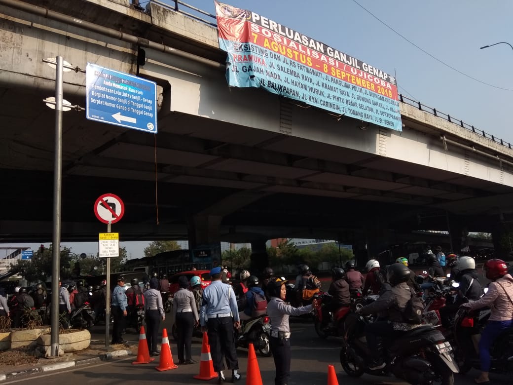 Penerapan ganjil genap di simpang Jalan Pramuka Rawamangun Jakarta Timur