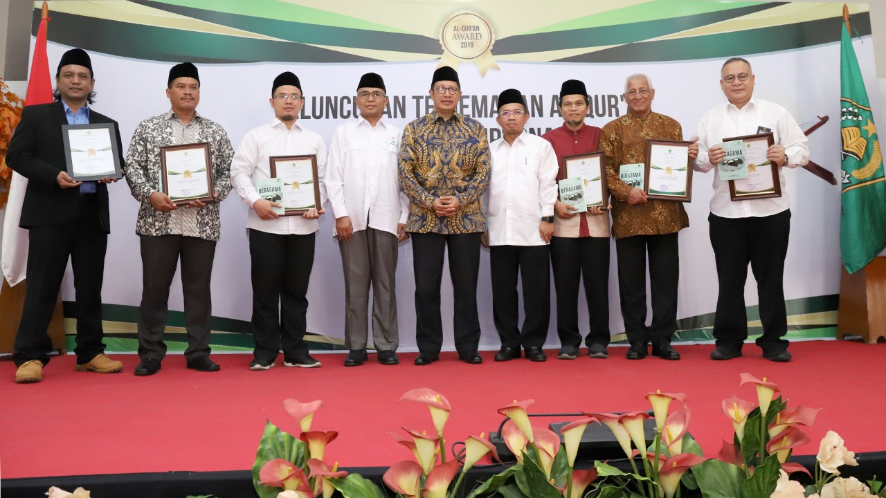 Penganugerahan Al-Qur’an Award kepada tokoh dan lembaga yang berjasa mengembangkan Al-Qur’an