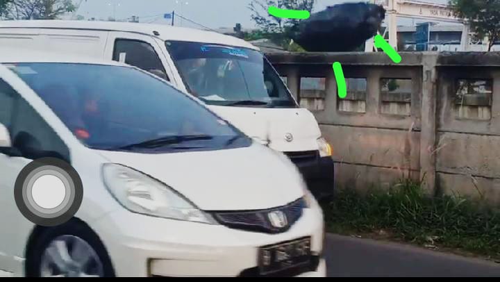 Pengendara Mobil Membuang Bungkusan Besar di Kalimalang Tambun Selatan