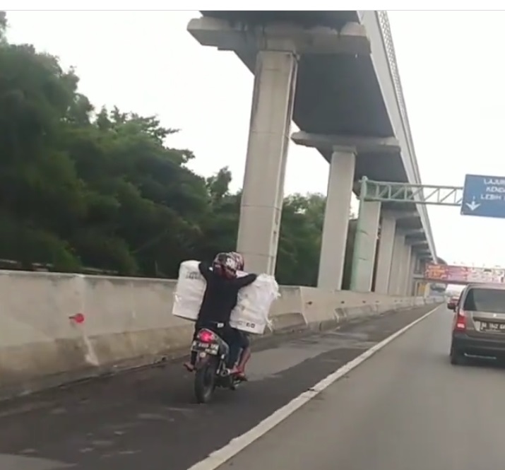 Pengendara Motor Masuk Tol Jatiwaringin