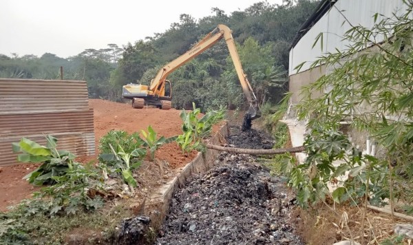 Pengerukan Kali Asem di Sumur Batu Bantargebang