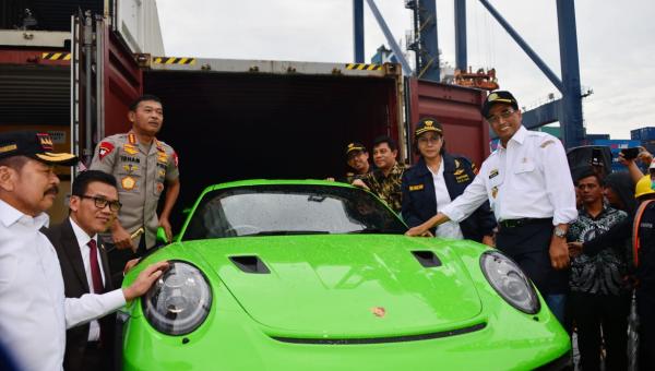 Penggagalan penyelundupan mobil Porsche GT3RS Alfa Romeo dari Singapura