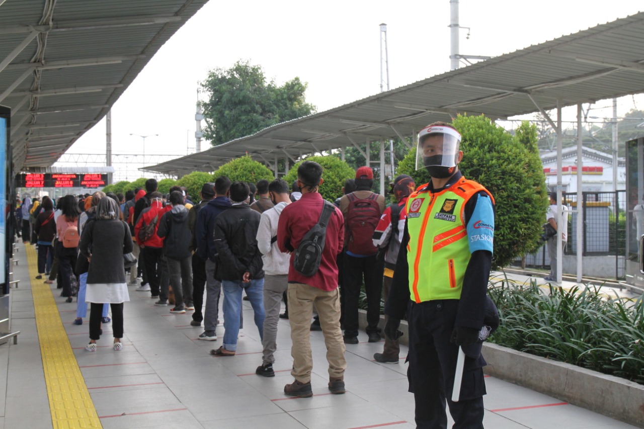 Pengguna KRL antre tetap mengikuti protokol kesehatan