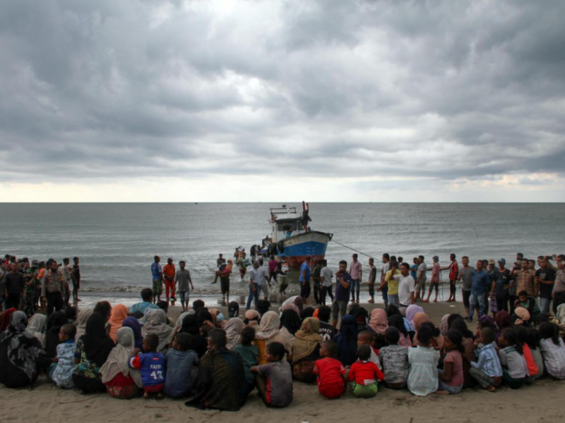 Pengungsi Rohingya diselamatkan warga di Seunuddon, Aceh utara, pada Kamis (25/6) | ANTARA FOTO