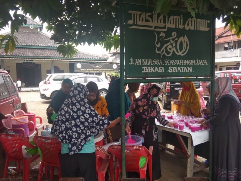 Pengurus Masjid An Nur Kayuringin Jaya, Bekasi Selatan bagikan snack ke jemaah sholat jumat