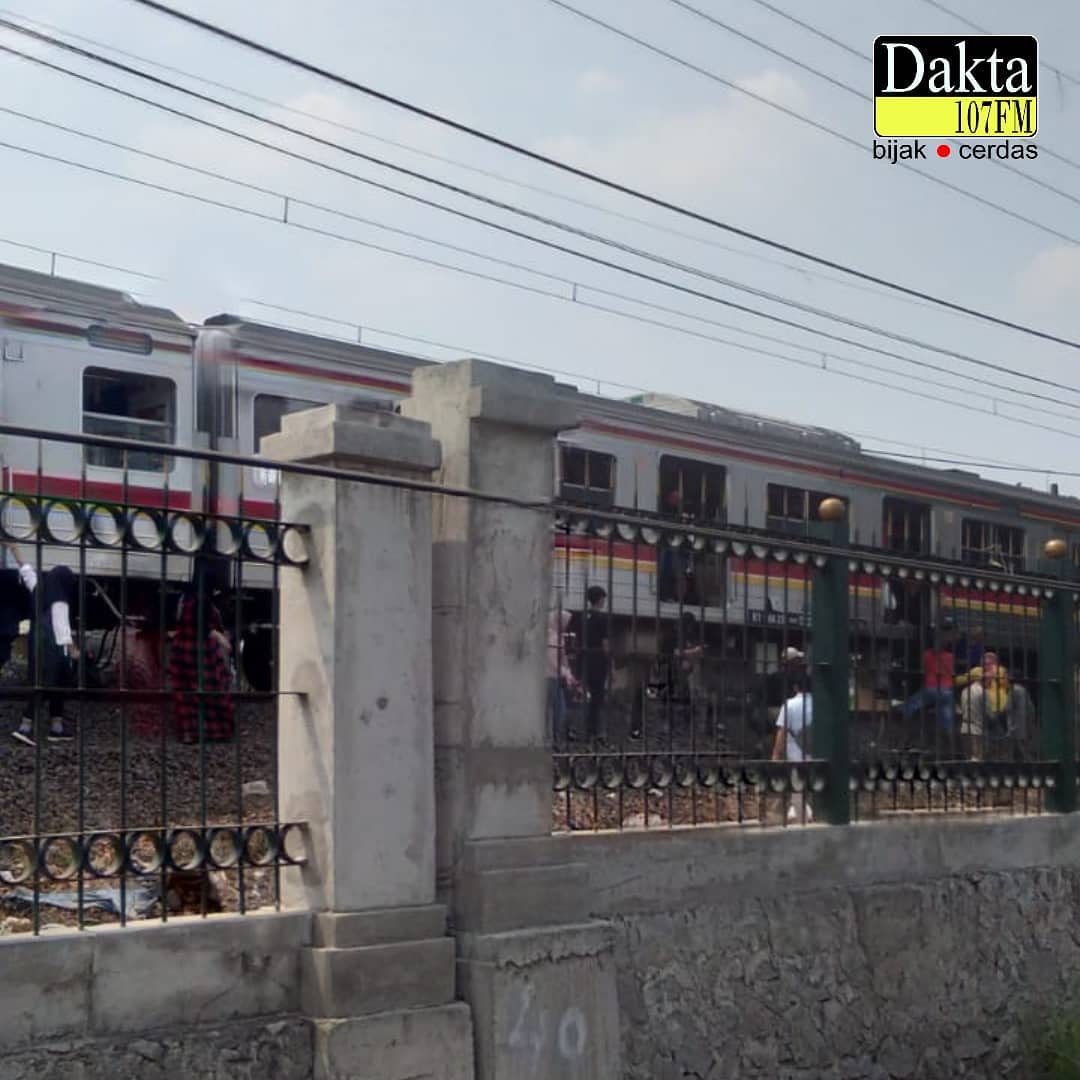 Penumpang commuter line jurusan Bekasi-Jakarta Kota berhamburan keluar karena padamnya listrik