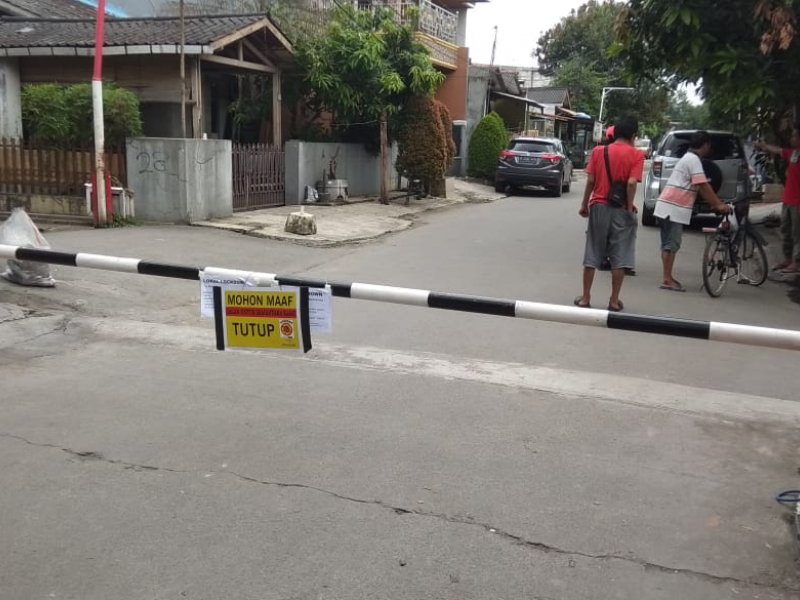 Penutupan akses jalan di Perumnas 1 Bekasi Selatan, imbas corona