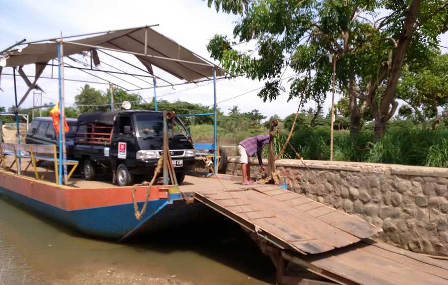 Penyeberangan menggunakan perahu eretan di Sungai Citarum Bekasi menuju Karawang.foto ist