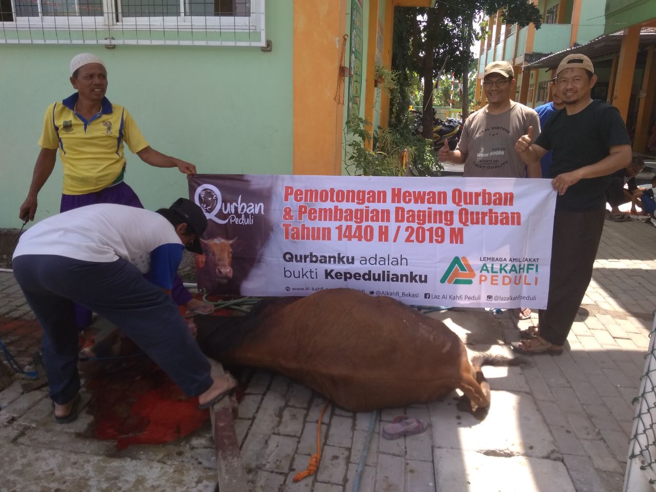 Penyembelihan sapi qurban oleh LAZ Al Kahfi Peduli