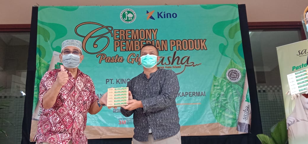 Penyerahan Bantuan Secara Simbolis ke Pembina Yayasan Waqaf Al Muhajirien Jakapermai