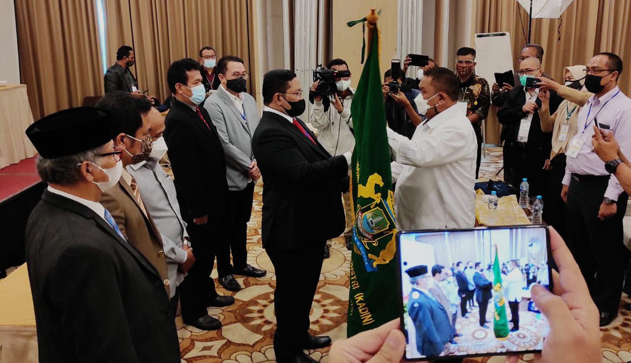 Penyerahan Bendera Kadin Kota Bekasi kepada Ketua Terpilih