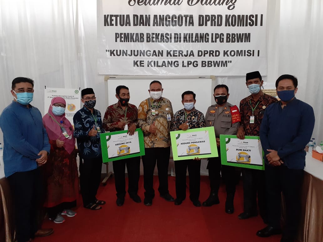 Penyerahan CSR PT BBWM yang disaksikan Komisi 1 DPRD