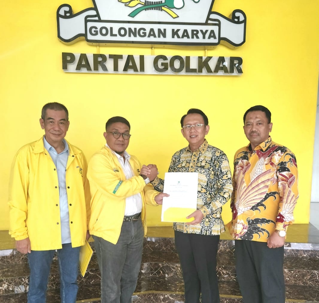 Penyerahan SK dari Golkar Pilkada Kabupaten Bekasi