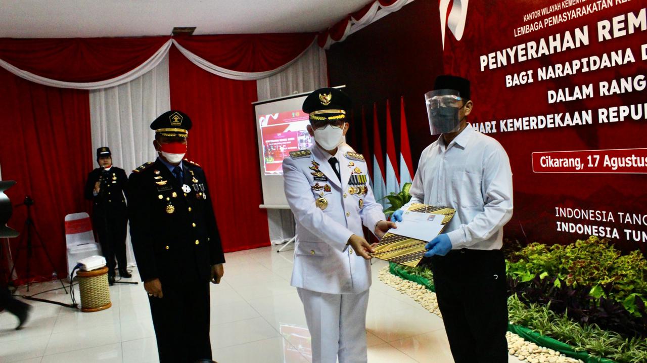 Penyerahan SK remisi WBP Lapas Cikarang