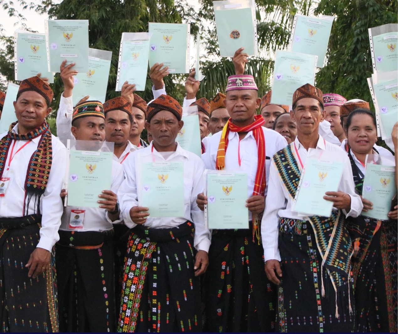 Penyerahan sertifikat tanah untuk rakyat di Manggarai Barat dari Presiden Jokowi