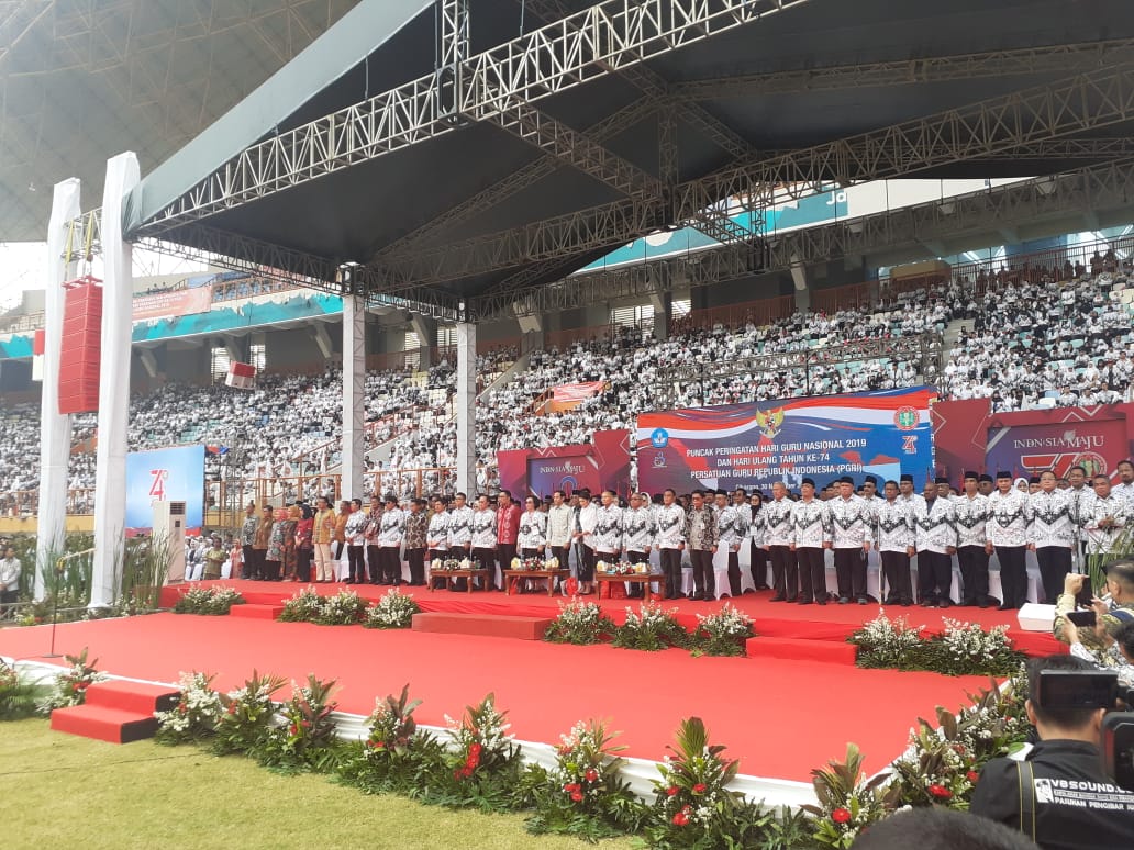 Peringatan puncak perayaan HUT PGRI ke 74 dan Hari Guru Nasional 2019 di Stadion Wibawa Mukti