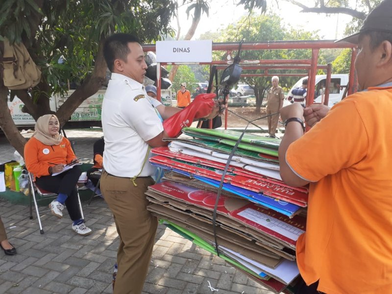 Perolehan sedekah sampah dari aparatur Pemkot Bekasi pada saat pengumpulan Senin (14/10)