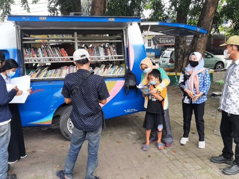 Perpustakaan keliling di Alun-alun Kota Bekasi [Foto : Twitter @perpusdabekasi]